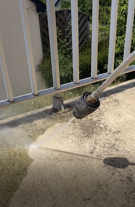 Nettoyage haute pression d'une terrasse .